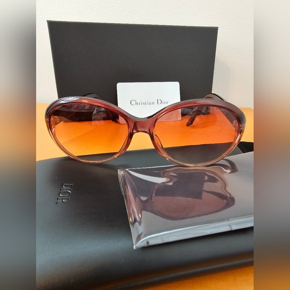 DIOR Sunglasses FULL INCLUSION with Case, Box, CD Card, CD Cloth, And COA - Picture 4 of 11